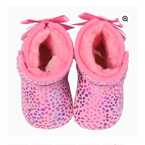 UGG
Kid's Jesse Bow II Spots
Pink Rose SPARKLE SUEDE
Size: 0/1 (0-6 Months) - Picture 3 of 16